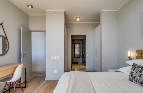 Victoria and Alfred Waterfront Apartment | Harbour Bridge 417: Wheelchair Accessible & Rated 9/10