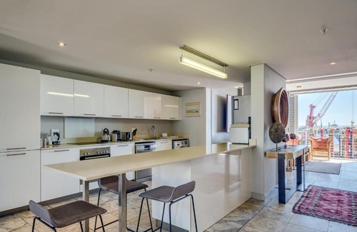 Victoria and Alfred Waterfront Apartment | Harbour Bridge 417: Wheelchair Accessible & Rated 9/10