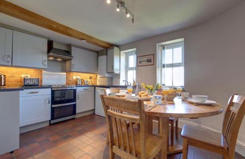 Wells-next-the-Sea House | Harbour Cottage: 4-Star Pet-Friendly Retreat with High Ratings