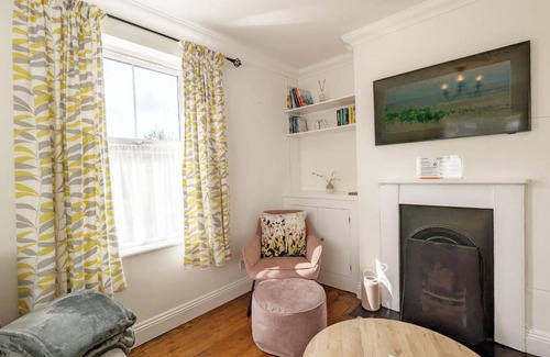 Emsworth House | Harbour Cottage: Oceanfront Retreat with Kitchen Access