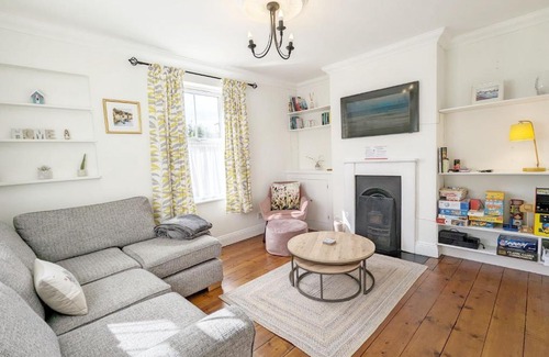 Emsworth House | Harbour Cottage: Oceanfront Retreat with Kitchen Access