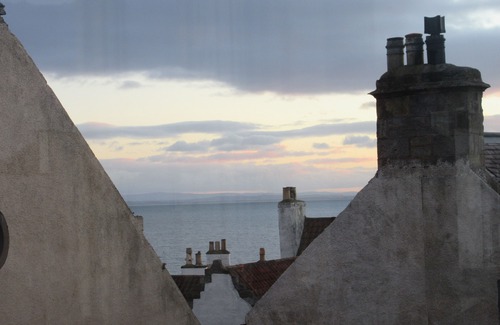 Pittenweem Apartment | Beachfront Sunny Harbour Apartment: Perfect for East Neuk Getaway