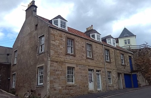 Pittenweem Apartment | Beachfront Sunny Harbour Apartment: Perfect for East Neuk Getaway
