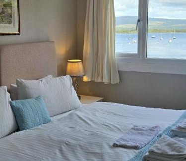 Tobermory House | Cozy Harbour Guest House - Family-Friendly Retreat Awaits
