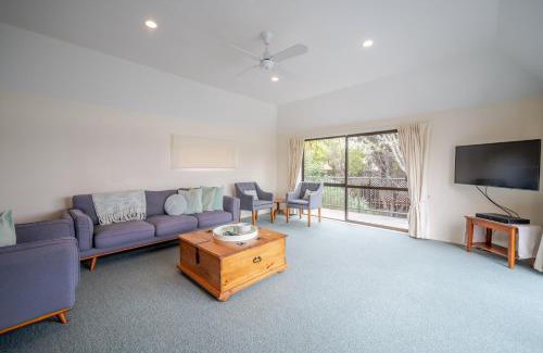 Akaroa House | Pet-Friendly Harbour Haven - Ideal Akaroa Holiday Retreat