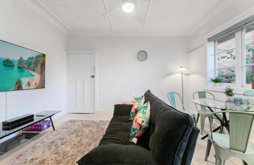 Kirribilli Apartment | Harbour & Heritage Elegant Escape in Kirribilli