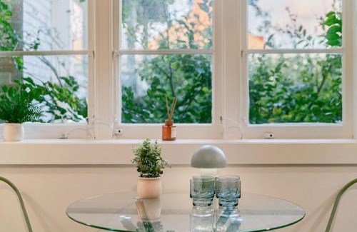 Kirribilli Apartment | Harbour & Heritage Elegant Escape in Kirribilli