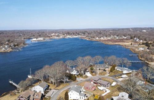 Narragansett House | Pet-Friendly Harbour Hideaway for Family Getaways