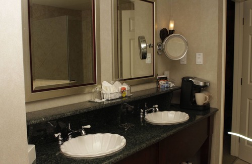 Historic Old Town Hotel | Harbour House: Exceptional 4-Star Stay with Family Amenities
