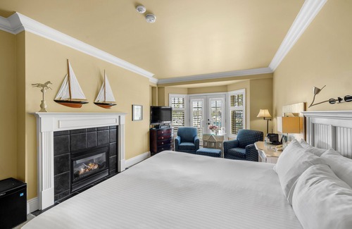 Historic Old Town Hotel | Harbour House: Exceptional 4-Star Stay with Family Amenities