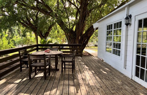 Dunmore Town Cottage | Walk to Gorgeous Pink Sand Beach at Harbour Island, Bahamas