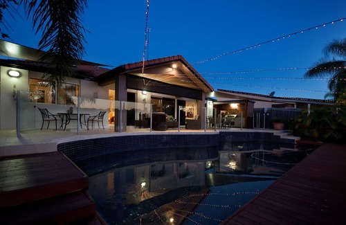 Carrara House | Harbour Lights 5 bedroom Waterfront Family Getaway sleeping up to 12 guests.