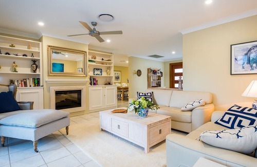 Carrara House | Harbour Lights 5 bedroom Waterfront Family Getaway sleeping up to 12 guests.
