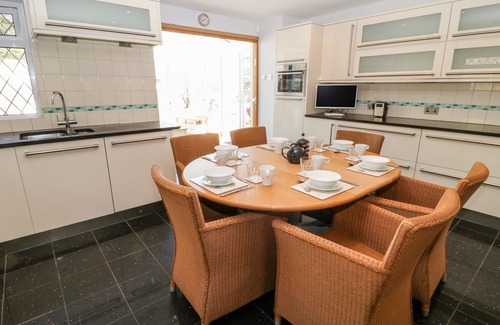 Torquay Cottage | Family-Friendly Harbour Lights with Oceanfront Views