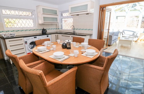 Torquay Cottage | Family-Friendly Harbour Lights with Oceanfront Views