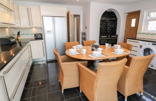 Torquay Cottage | Family-Friendly Harbour Lights with Oceanfront Views