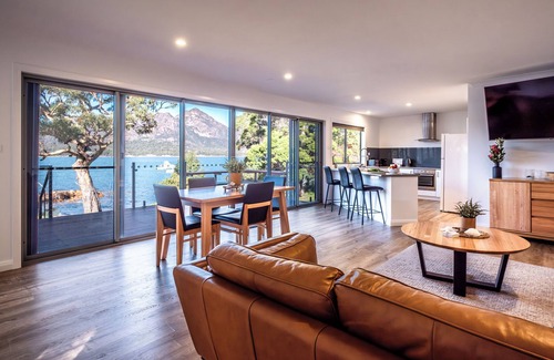 Coles Bay House | Harbour Master: Oceanfront Retreat with Spa & Breakfast