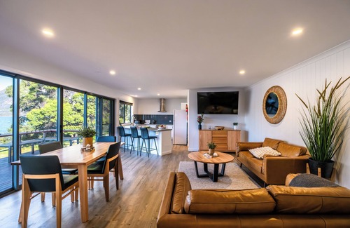Coles Bay House | Harbour Master: Oceanfront Retreat with Spa & Breakfast