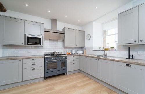 St Ives House | Oceanfront Haven: Harbour Moorings with 10/10 Guest Ratings