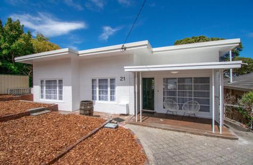 Albany House | Welcoming Harbour Rest - Family-Friendly Getaway Awaits