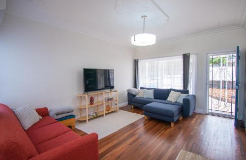 Albany House | Welcoming Harbour Rest - Family-Friendly Getaway Awaits