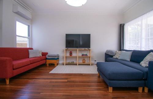 Albany House | Welcoming Harbour Rest - Family-Friendly Getaway Awaits