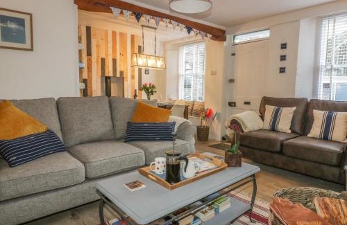Mevagissey House | Harbour Retreat: Pet-Friendly Haven with 9.3/10 Rating