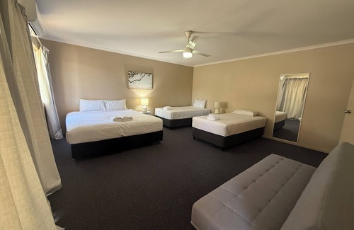 Gladstone Hotel | Harbour Sails Motor Inn: Family-Friendly Stay with Pool