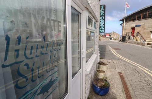 Sennen Cove Apartment | Family-Friendly Harbour Studio: 4-Star Getaway Awaits