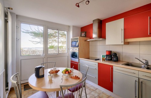 Plobannalec-Lesconil House | Beautiful Harbour View House for 10 with Garden & Oceanfront