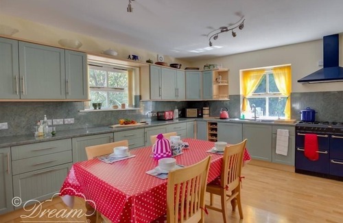 Weymouth Cottage | Family-Friendly Harbour View Bungalow with Oceanfront Garden