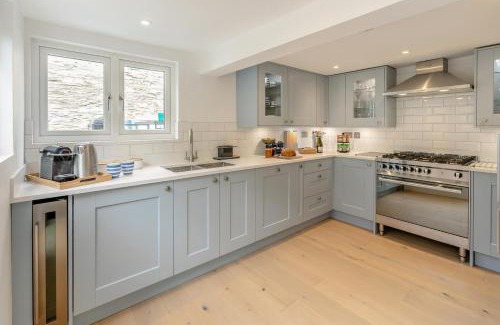 Fowey House | Experience Comfort at Harbour View House - Child Friendly Stay