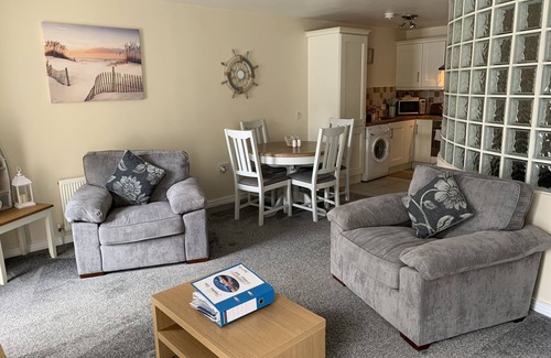 Donaghadee Apartment | Oceanfront Harbour View Apartment with Breakfast Included