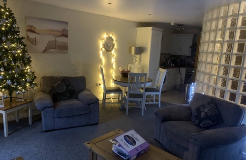 Donaghadee Apartment | Oceanfront Harbour View Apartment with Breakfast Included