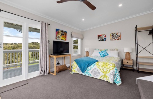 Kohukohu Apartment | Harbour View: Enjoy Breathtaking Harbour Views on Your Deck