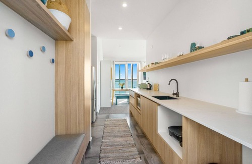 Auckland House | Child-Friendly Harbour View - Top-Rated Westmere Apartment
