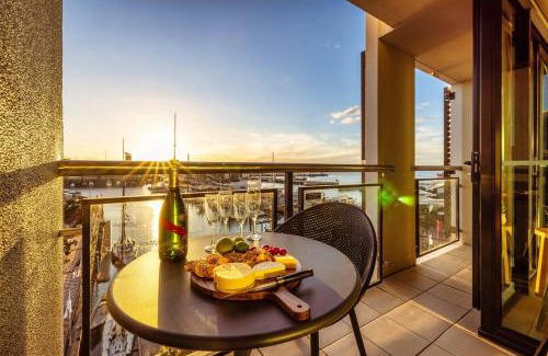 Auckland Central Business District Apartment | Harbourfront Elegance with Carpark