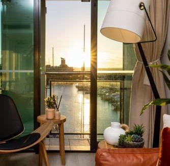 Auckland Central Business District Apartment | Harbourfront Elegance with Carpark