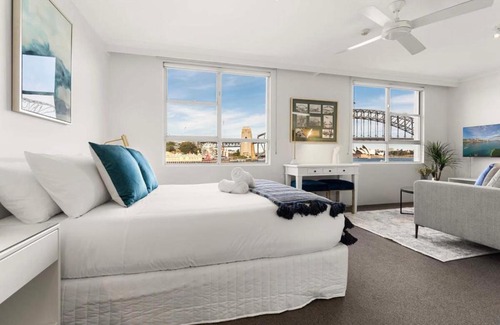 McMahons Point Apartment | Harbourside #15: Relax by the Pool at a 4-Star Retreat