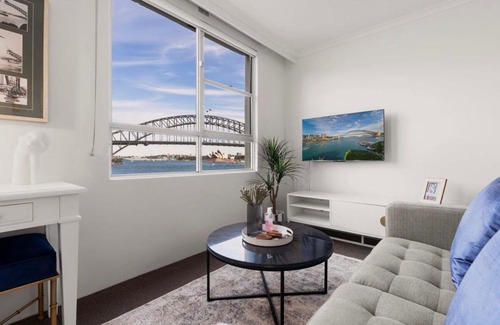 McMahons Point Apartment | Harbourside #15: Relax by the Pool at a 4-Star Retreat