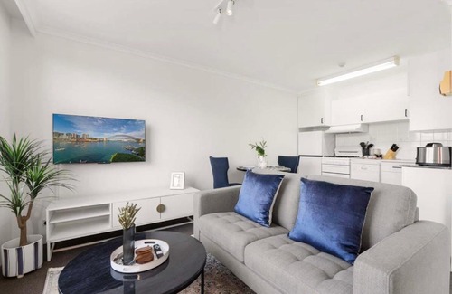 McMahons Point Apartment | Harbourside #15: Relax by the Pool at a 4-Star Retreat