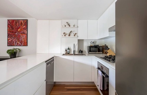 Woolloomooloo Apartment | Harbourside at Woolloomooloo: Relax with Balcony Views