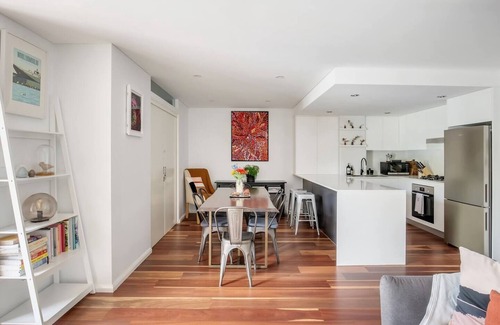 Woolloomooloo Apartment | Harbourside at Woolloomooloo: Relax with Balcony Views