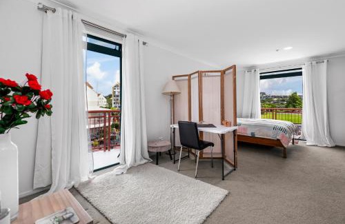 Gulf Harbour Apartment | Cozy Harbourside Haven - Family-Friendly Studio Retreat