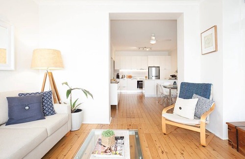 McMahons Point Apartment | Stylish Harbourside Apartment with Family-Friendly Amenities