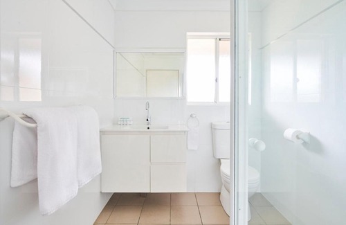 Bermagui Hotel | Oceanfront Harbourview House with Hot Tub & Pet-Friendly Stays