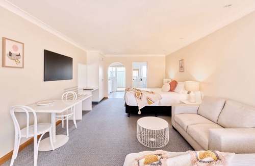 Bermagui Hotel | Eco-Friendly Harbourview House: Rated 9.4 for Family Comfort