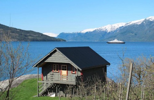 Vallavik House | Oceanfront Retreat: Hardangerrorbu by Interhome, Guest Rated 9.8