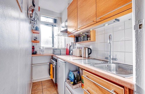 West Putney Apartment | Welcoming Home in Putney with Kitchen & Breakfast Included