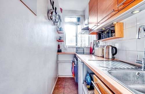 West Putney Apartment | Welcoming Home in Putney with Kitchen & Breakfast Included